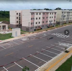 an empty parking lot with buildings in the background at COP 30 - apartamento 2 quartos, sala e cozinha in Marituba