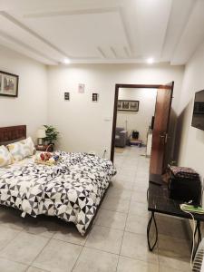 Μια τηλεόραση ή/και κέντρο ψυχαγωγίας στο Aura Murree