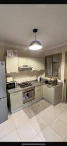 Kuchyň nebo kuchyňský kout v ubytování Luxueux appartement piscine coralia