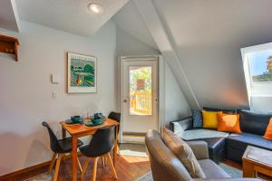 un salon avec un canapé et une table dans l'établissement Steps to Ski Lifts! Mountain Green Resort Retreat, à Killington Village