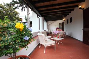 A seating area at Residence Hotel La Giara