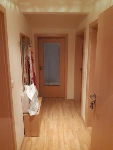 an empty room with a door and a box at Ferienwohnung Schwarzwaldblick in Steingrün