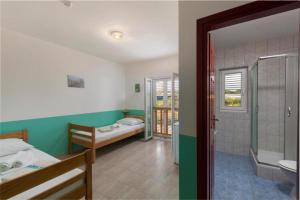 y baño con cama, ducha y lavabo. en BUDGET RESORT Vagabundo, en Novalja 21 fotos más