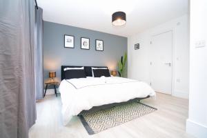 Ένα ή περισσότερα κρεβάτια σε δωμάτιο στο Milton Keynes new 5-Bedrooms 11guests Contractor family holiday Free Parking