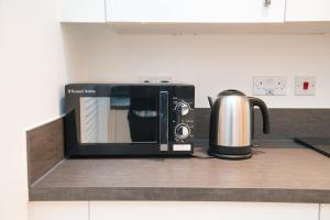 Η κουζίνα ή μικρή κουζίνα στο Milton Keynes new 5-Bedrooms 11guests Contractor family holiday Free Parking