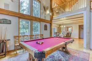 une table de billard dans un salon avec un plafond dans l'établissement Lazy Bear Lodge · Spacious 6BR Lodge with Chef's Kitchen, Hot Tub, Golf Views and more, à Mount Hood Village