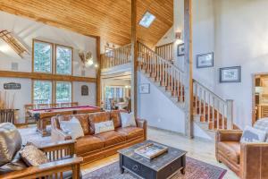 - un salon avec un canapé et un billard dans l'établissement Lazy Bear Lodge · Spacious 6BR Lodge with Chef's Kitchen, Hot Tub, Golf Views and more, à Mount Hood Village