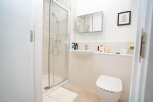 Ένα μπάνιο στο Milton Keynes new 5-Bedrooms 11guests Contractor family holiday Free Parking +76 φωτογραφίες