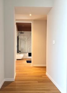 サロンノにあるCasa Lucrezia - Boutique Apartment Saronno - 3Dame Collectionの洗面台付きのバスルームが備わる空の部屋