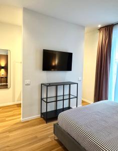 サロンノにあるCasa Lucrezia - Boutique Apartment Saronno - 3Dame Collectionのベッドルーム1室(ベッド1台、壁掛け薄型テレビ付)