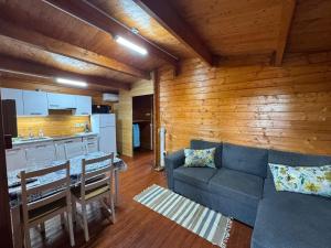a living room with a couch and a kitchen at Casa de Campo Vale do Asno in Altura