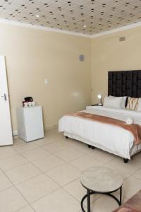 Postel nebo postele na pokoji v ubytování Ogans Guest Villa 21 Elizabeth avanue linmeyer jhb