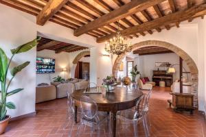 een woonkamer met een houten tafel en stoelen bij AwesHomeitaly - Villa San Martino in Croce del Magno