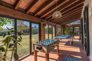 een afgeschermde veranda met een tafeltennistafel bij AwesHomeitaly - Villa San Martino in Croce del Magno
