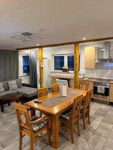 Η κουζίνα ή μικρή κουζίνα στο Nordschleife Apartment A1 Für bis zu 10 Personen