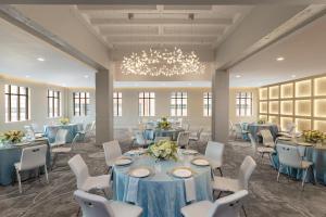 une salle de banquet avec des tables, des chaises et un lustre dans l'établissement Hotel Ivy, a Luxury Collection Hotel, Minneapolis, à Minneapolis 137 autres photos