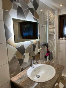 Ένα μπάνιο στο Nordschleife Apartment A1 Für bis zu 10 Personen +61 φωτογραφίες