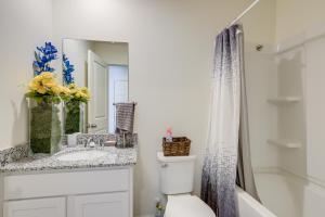 Koupelna v ubytování Family Fun in Jackson! Convenient and Spacious Base + 18 fotografií