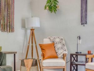 Posezení v ubytování Monmouth Family Retreat - Pet Friendly, Play Areas, Hot Tub, Game Room