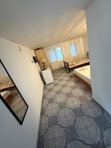 a room with a room with a bed and a kitchen at Casa Matei Costinești in Costinesti