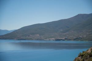 Una vista de un gran cuerpo de agua con montañas. en Villa Artia, en Xiropigado