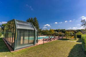 een groene kas naast een zwembad bij AwesHomeitaly - Villa San Martino in Croce del Magno