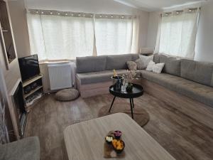 米德尔克尔克Kustchalet的客厅里有一张沙发和一张桌子。