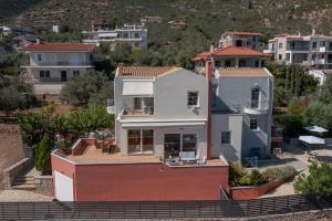 una casa con vista a una ciudad en Villa Artia, en Xiropigado