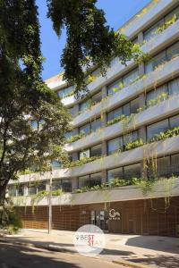 an office building with plants on the facade at Charmosos Apartamentos Reformados na Glória in Rio de Janeiro