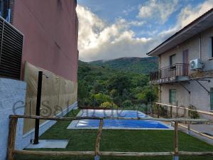 una casa con piscina al lado de un edificio en El Salón de Arriba, en El Real de San Vicente 16 fotos más