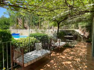 Swimmingpoolen hos eller tæt på Les Dentelles + 25 billeder