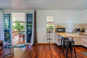 Kuchyň nebo kuchyňský kout v ubytování Fare Mihiau Moorea