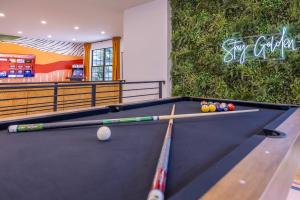 une table de billard avec deux boules blanches dessus dans l'établissement Movie Theater and Mini Golf with 2 King Beds, à Broomfield