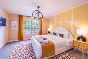 une chambre avec un grand lit et une fenêtre dans l'établissement Movie Theater and Mini Golf with 2 King Beds, à Broomfield 46 autres photos