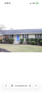 een huis met een blauwe deur aan de zijkant bij Family Fun Vibe in Marietta