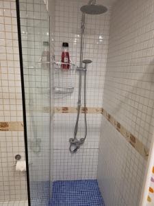 eine Dusche mit Glastür im Badezimmer in der Unterkunft Playa del Arenal Avenida Paris 8 in Platja de l'Arenal