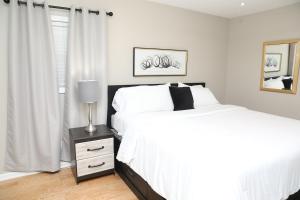 een slaapkamer met 2 bedden en een lamp op een nachtkastje bij Family Fun Vibe in Marietta