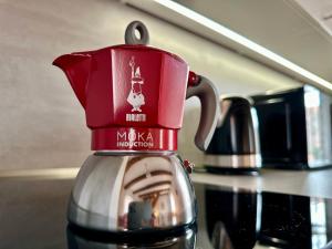 ストラコニツェにあるDům u Ševčíkůの赤いコーヒーポット