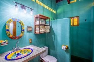 une salle de bain avec un lavabo et des toilettes dans l'établissement Morrillo Beach Eco Resort, à Morrillo 114 autres photos