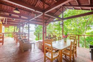 une salle à manger avec une table et des chaises en bois dans l'établissement Morrillo Beach Eco Resort, à Morrillo