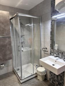 Ένα μπάνιο στο Quiet Private Suite & Room in Spinola Bay Central Near Beaches - Shared Apt +24 φωτογραφίες