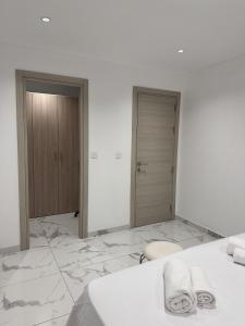 Ένα ή περισσότερα κρεβάτια σε δωμάτιο στο Quiet Private Suite & Room in Spinola Bay Central Near Beaches - Shared Apt