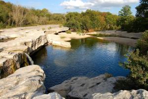 オースティンにあるLuxury Home Near Mckinney Falls & Airportの川の岩の水