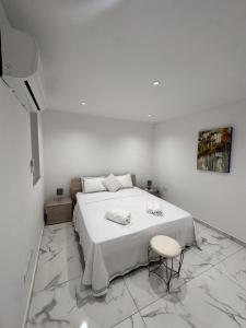 Ένα ή περισσότερα κρεβάτια σε δωμάτιο στο Quiet Private Suite & Room in Spinola Bay Central Near Beaches - Shared Apt