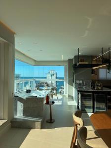 Apt luxo vista mar 160m com jacuzzi e 2 garagens في ايتابيما: مطبخ كبير مطل على المحيط