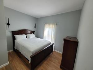 een kleine slaapkamer met een bed en een raam bij The Happy Place in Brockton