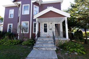 een huis met een trap die naar de voordeur leidt bij The Happy Place in Brockton