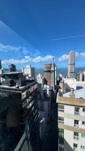 Apt luxo vista mar 160m com jacuzzi e 2 garagens في ايتابيما: منظر لمدينة ذات مباني شاهقة