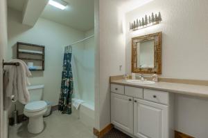 Un baño con lavabo, inodoro y espejo. en The Loose Moose Lodge #3 At Downtown Grand Lake, en Grand Lake 30 fotos más