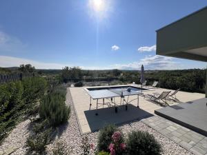 une table de ping-pong sur le patio d'une maison dans l'établissement Villa Ispo Volta, à Posedarje